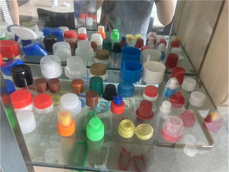 Kunststoff-Spritzgießmaschine für Wasserflaschenverschlüsse